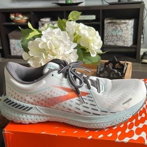 New Womens sz.11 Brooks!